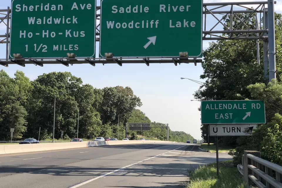 View south along New Jersey State Route 17 at the exit for Saddle River